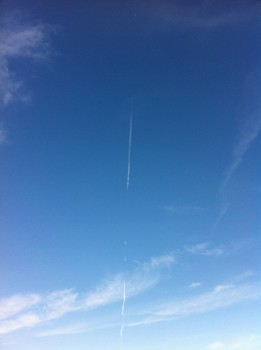 飛行機雲、教室の空